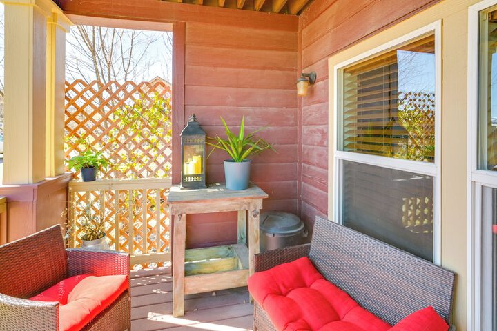 Walk to Main St! Ennis Townhome w / Balcony