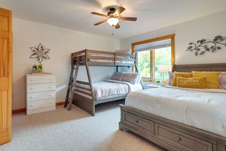 Lake Minocqua Condo w / Shared Fire Pit!