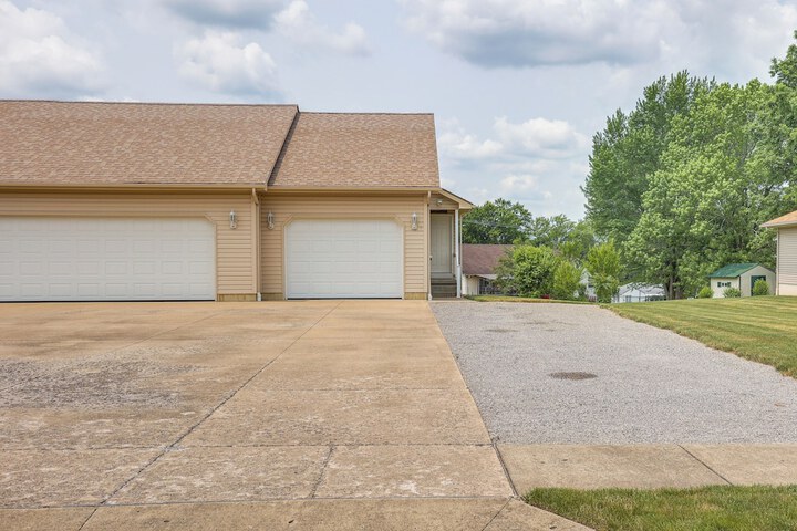 Wfh-friendly Columbiana Vacation Rental w / Deck!