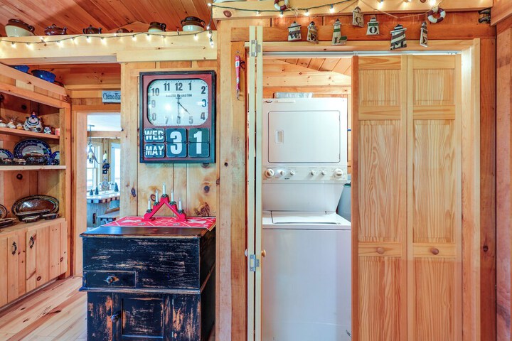 Waterfront Maine Vacation Rental w / Private Dock
