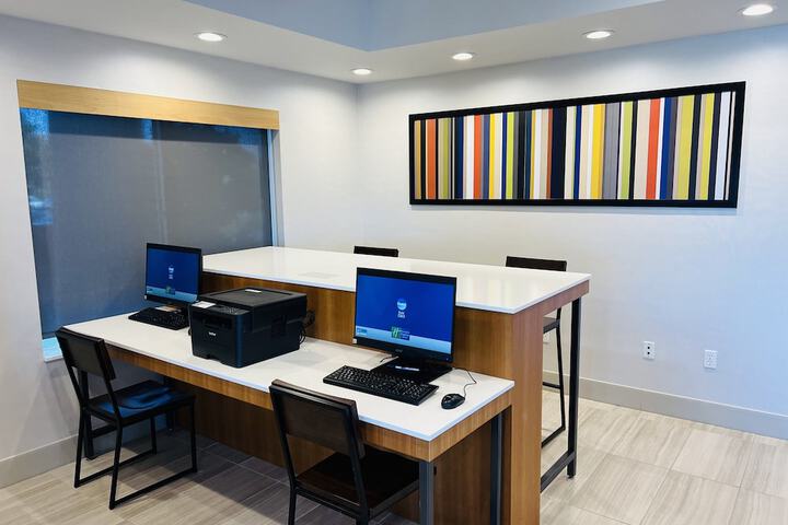 Holiday Inn Express & Suites Salinas by IHG