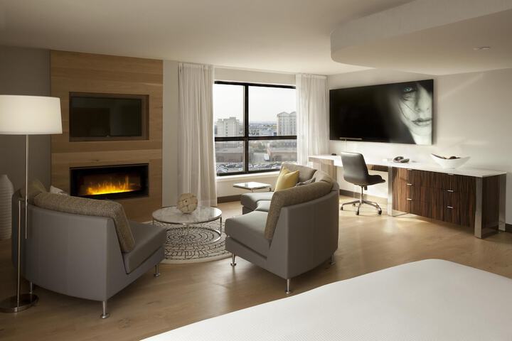 Hilton Toronto Airport Hotel & Suites