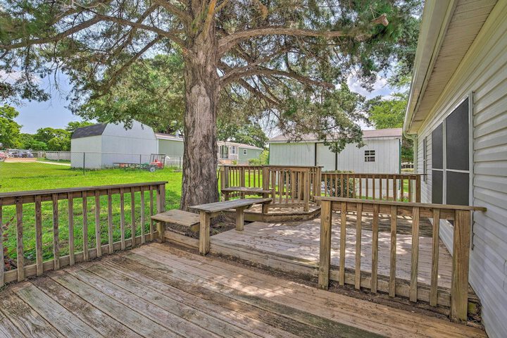 Cedar Creek Lake Access: Retreat w / Deck