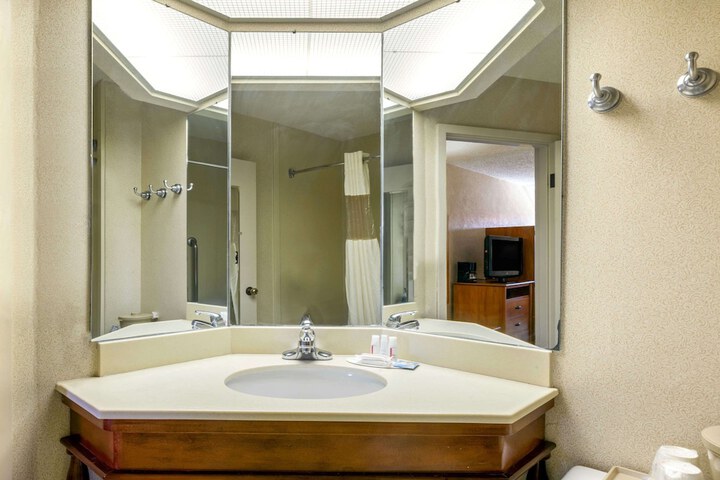 Room 7 of 16