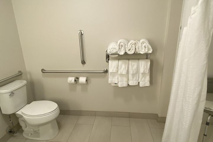 Room 32 of 66