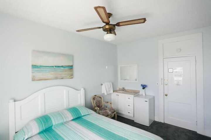Room 10 of 28