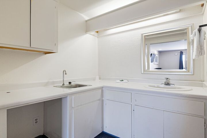 Budget Inn and Suites