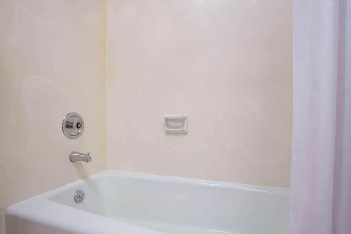 Howard Johnson by Wyndham Brigham City