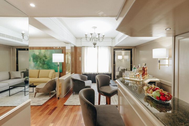 Lounge 119 of 123