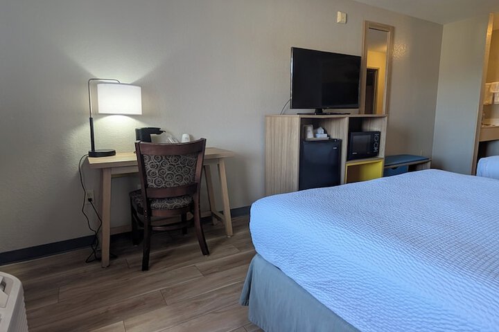 Days Inn & Suites by Wyndham Castle Rock