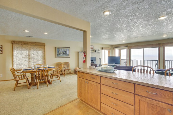 Lincoln Beach Condo w / Balcony + Ocean Views!