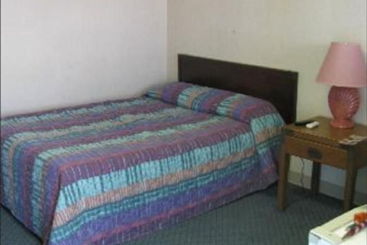 Room 6 of 9