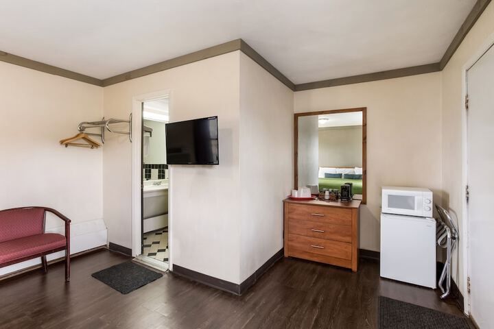 Room 5 of 12