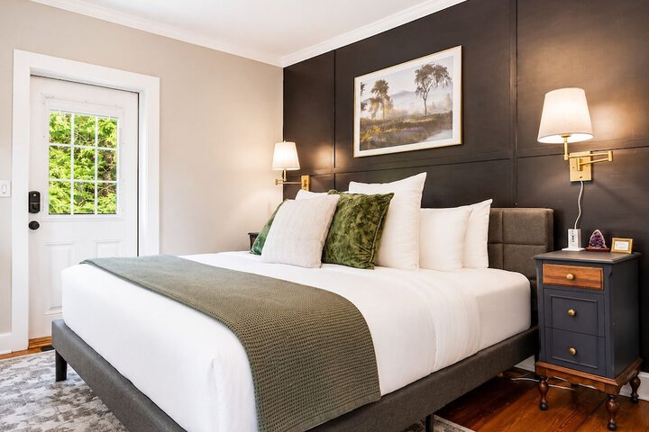 The Aurora Inn & Cottages