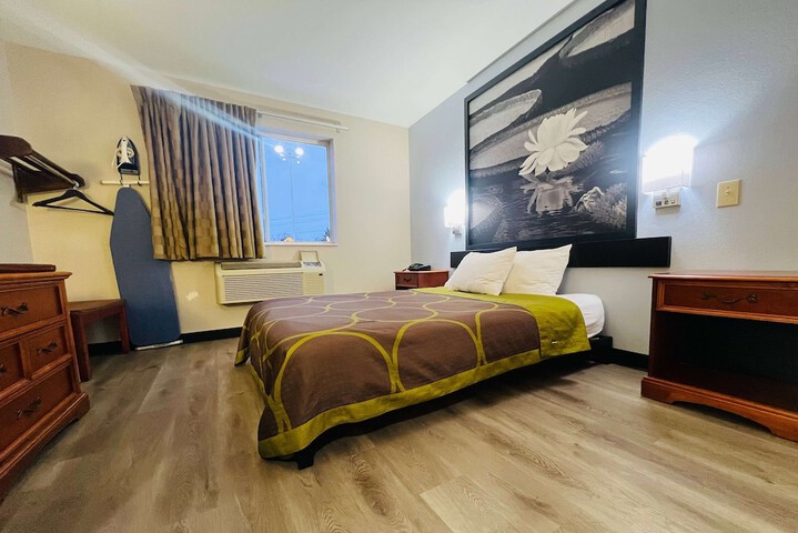 Super 8 by Wyndham Pittsburgh / Monroeville
