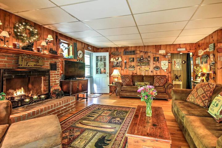Pet-friendly Cabin w / Fire Pit BBQ & Great Deck!