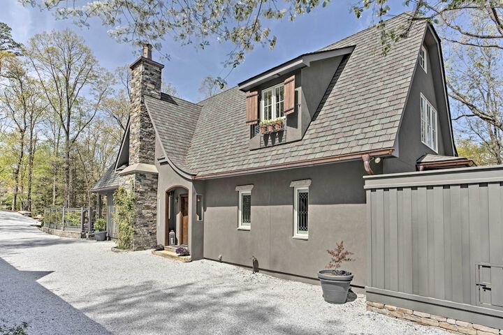 Enchanting Tryon Home w / Hot Tub 14 Mi to Tiec!