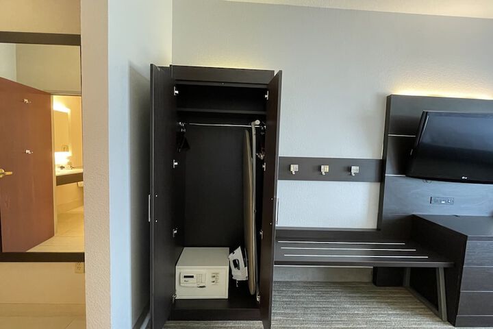 Room 33 of 53