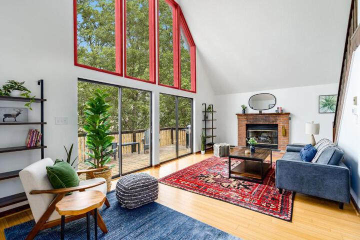 Modern Chalet w Hot Tub Large Deck, Grill & WiFi
