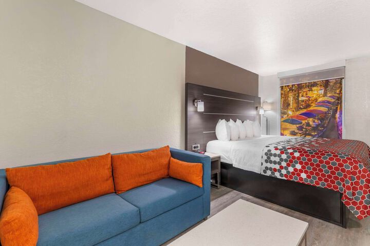 Econo Lodge Inn & Suites Near Lackland AFB