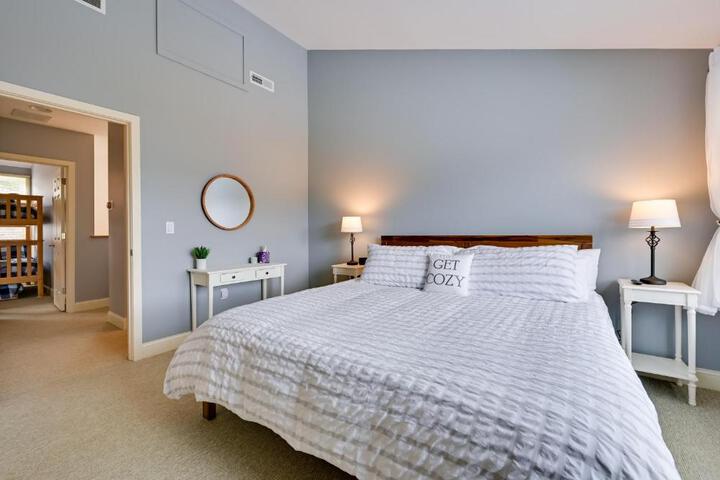 Bright Condo w / Community Perks: Near Ski Quechee!