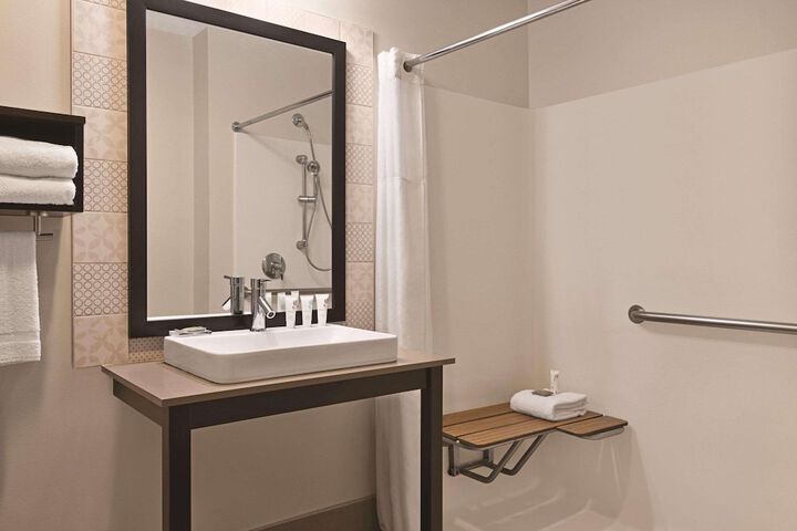 Country Inn & Suites by Radisson Madison, WI