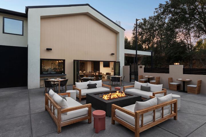 The Inelle Oakhurst Yosemite, a Tribute Portfolio Hotel