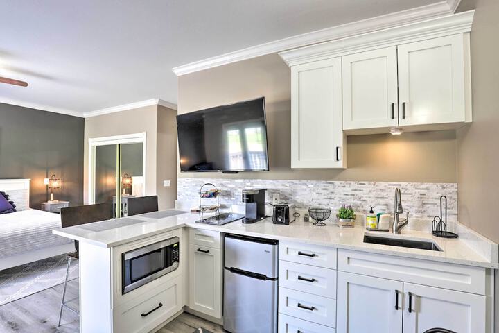 Peaceful Midway Studio w / Mountain + Golf Views!