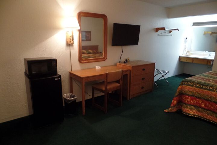 Room 10 of 32