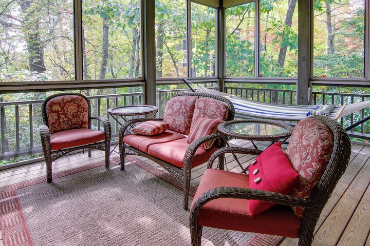 Mtn-view Condo w / Screened Porch in Burnsville!