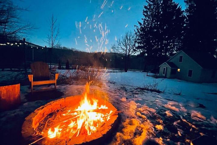 Cozy Cottage with Jacuzzi Sauna, Fire Pit and Reading Nook!