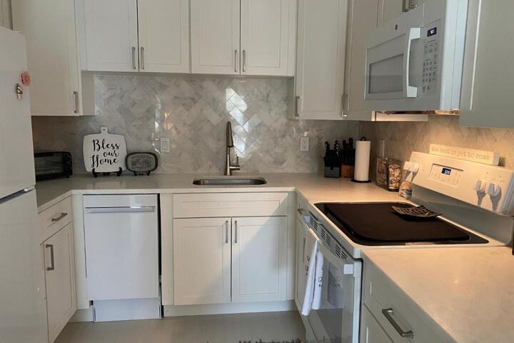 Closest 1BR to Vanderbilt Beach full kitchen with dishwasher, ALL NEW!