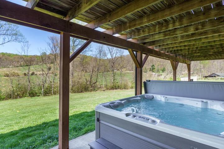 Spacious Cabin Near Hocking Hills and Caves with Hot Tub and Firepit