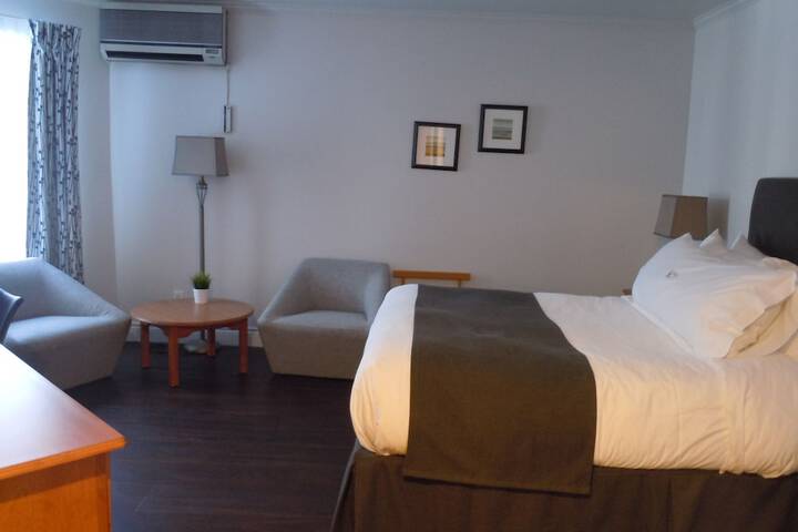 Room 28 of 77