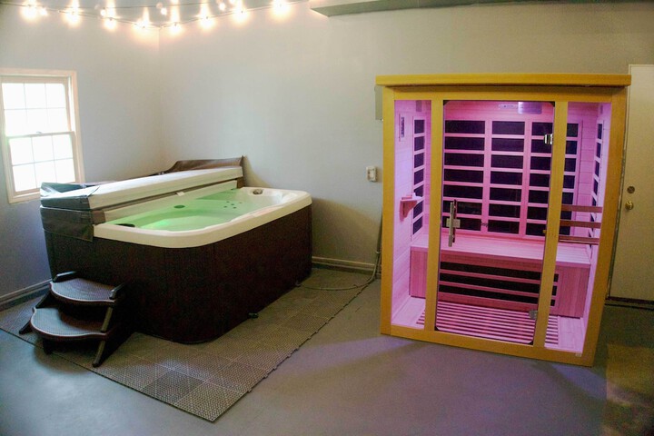 Poconos Retreat w / Game Room Hot Tub, & Sauna!