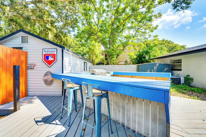 Spacious Tavares Home w / Private Outdoor Oasis!