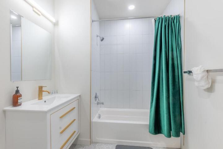 Emerald Escape Free Parking, 2 Bath, Sleeps 8 Near American Dream and The Airport, King Bed and 2 Queen Beds, Washer and Dryer