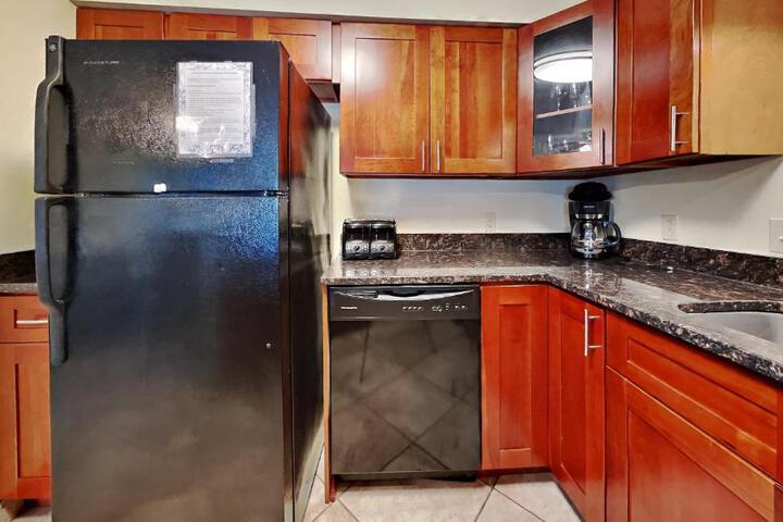 Put-in-Bay Poolview Condo #4