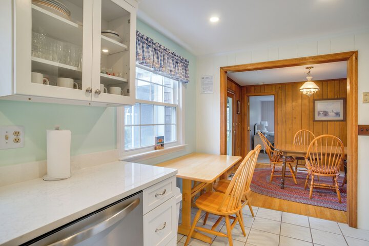 1 Mi to Beach: Quiet West Dennis Escape w / Sunroom