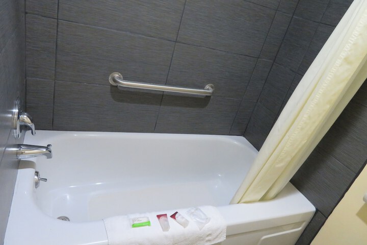 Room 12 of 28