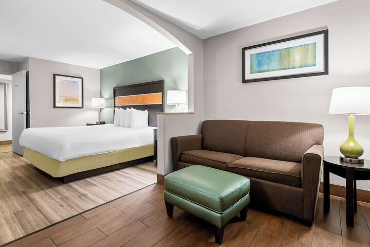 Room 8 of 33