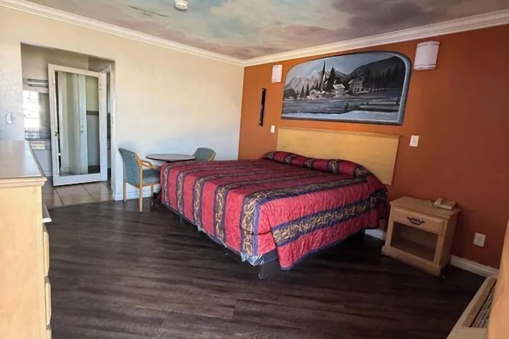 Room 10 of 16