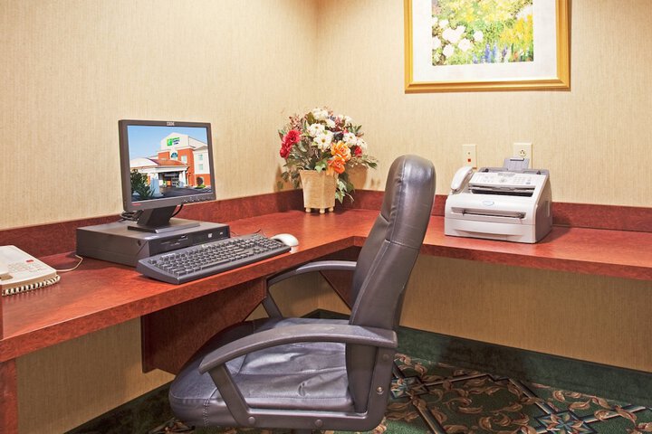Holiday Inn Express & Suites Lenoir Cty by IHG
