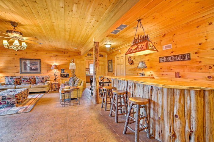 Lake Hartwell Lodge w / Dock Theater + Hot Tub!