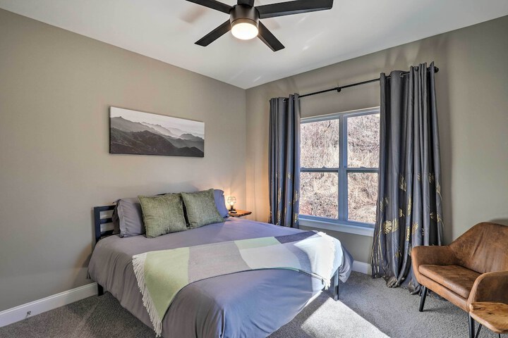 Charming Retreat w / Mtn Views: Walkable Location!
