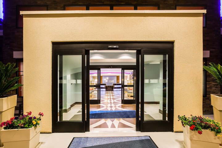 Holiday Inn Express & Suites Eureka by IHG