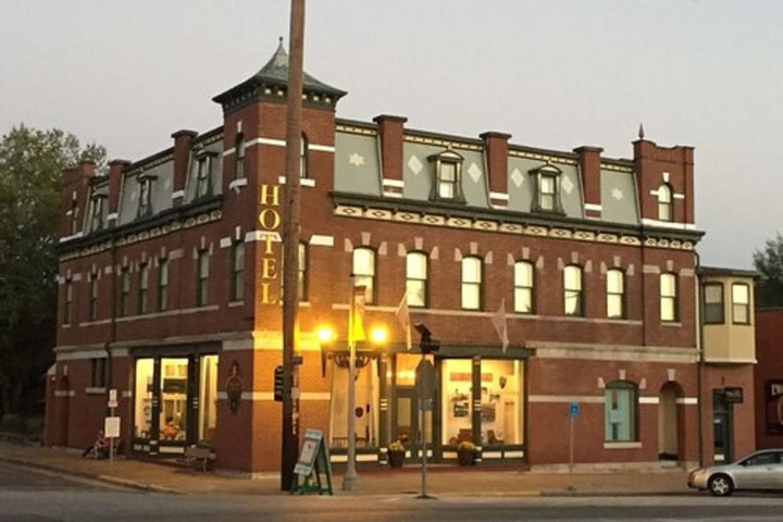 Hermann Crown Suites