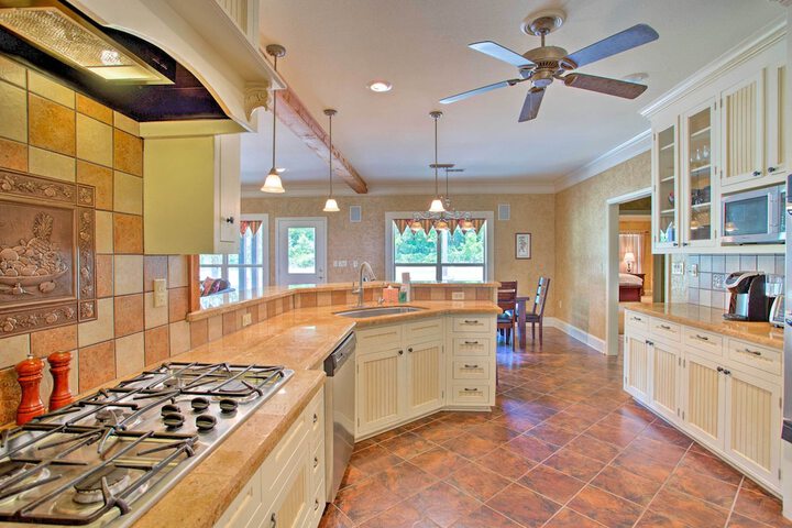 Spacious Stallion Lake Ranch Home w / Patio