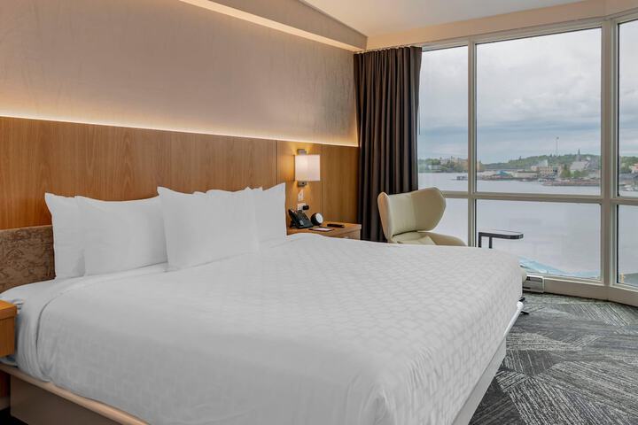 Clarion Lakeside Inn & Conference Centre