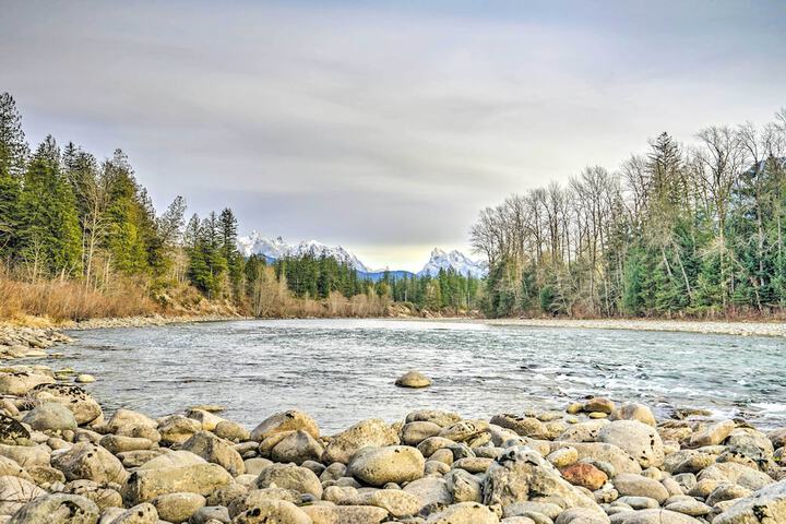 Heated Swim Spa! 15-acre Cabin on Skykomish River